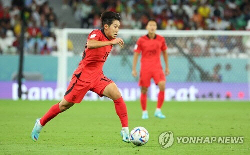 28일 오후(현지시간) 카타르 알라이얀의 에듀케이션 시티 스타디움에서 열린 2022 카타르 월드컵 조별리그 H조 2차전 대한민국과 가나의 경기. 이강인이 드리블을 하고 있다.   알라이얀=연합뉴스